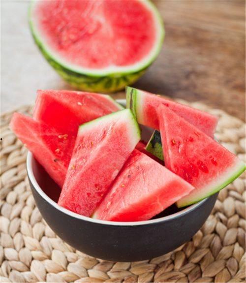 打工人吃瓜吃饼图,生活百态的趣味缩影 第3张 打工人吃瓜吃饼图,生活百态的趣味缩影 第3张